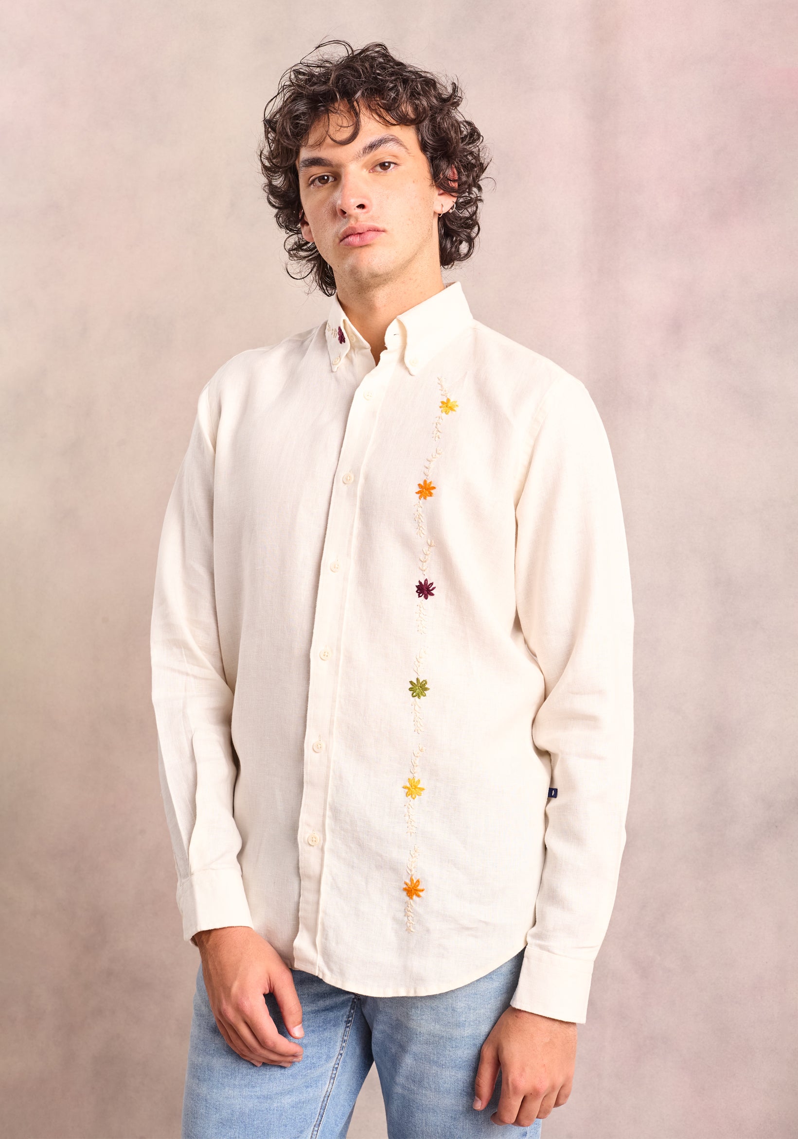 Camisa Bordada Lino Cuello Button Down Marfil