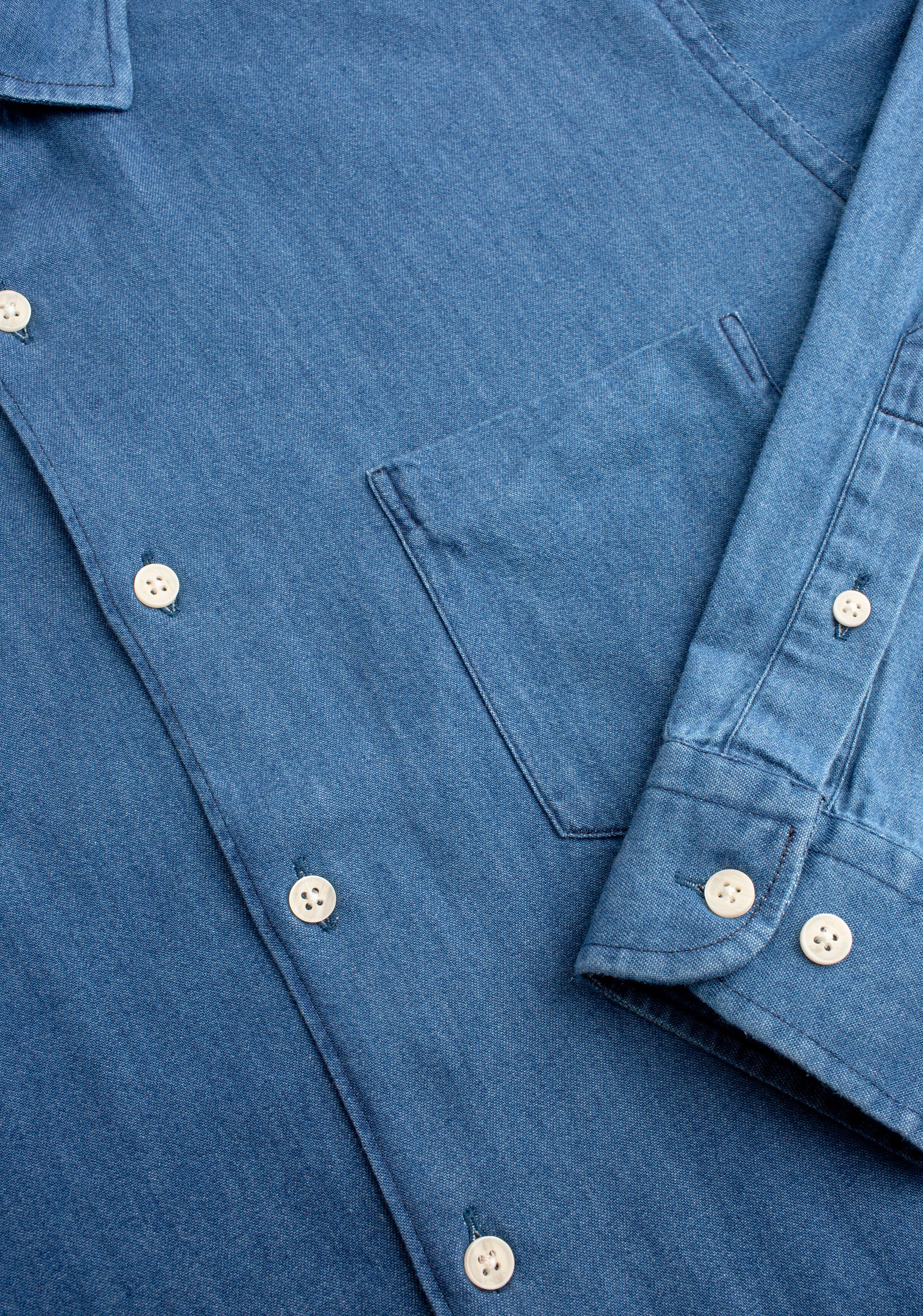 camisa hombre azul índigo bolsillo parche cuello francés Whitman