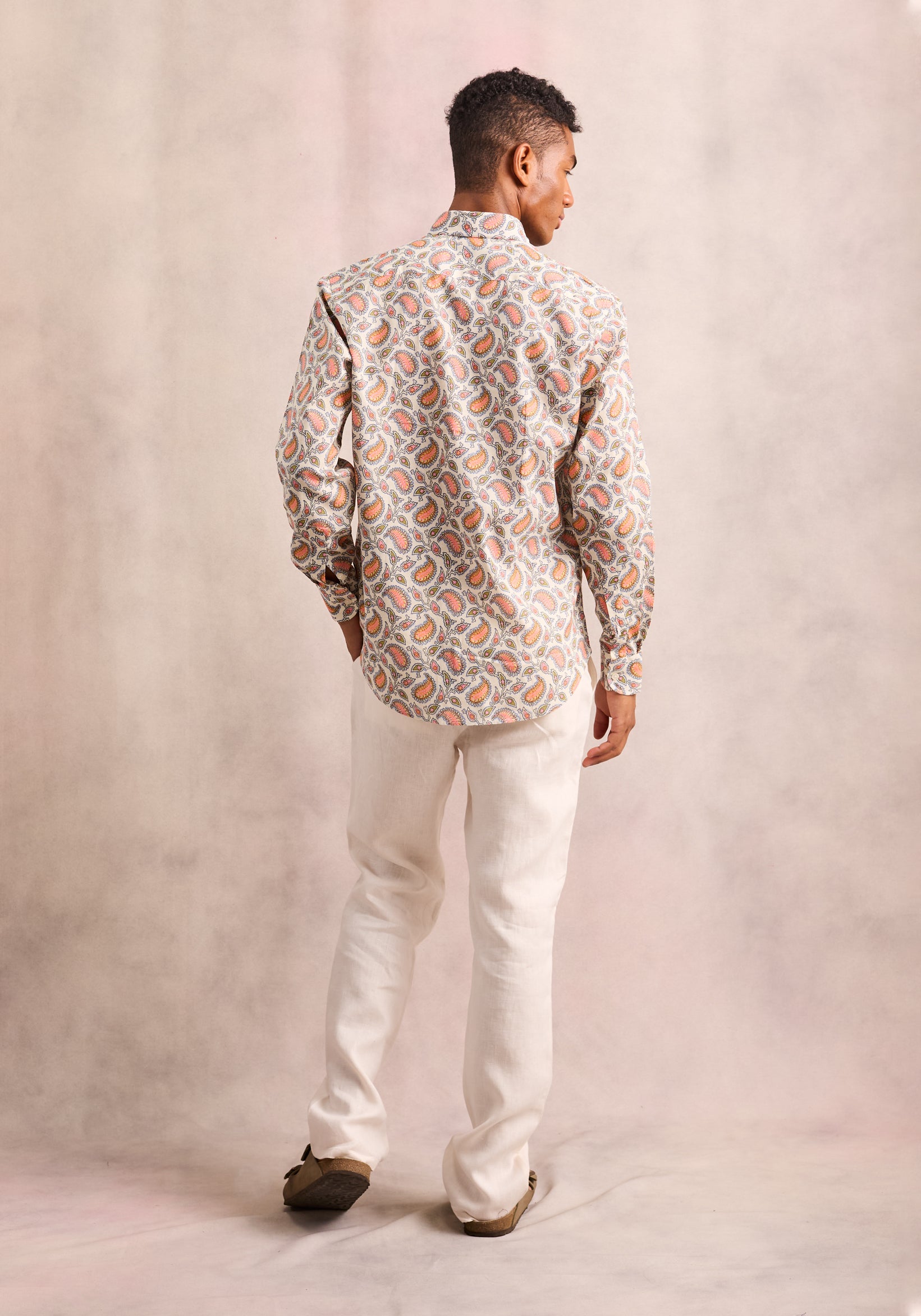 Camisa Cuello Button Down Arabescos Fondo Marfil