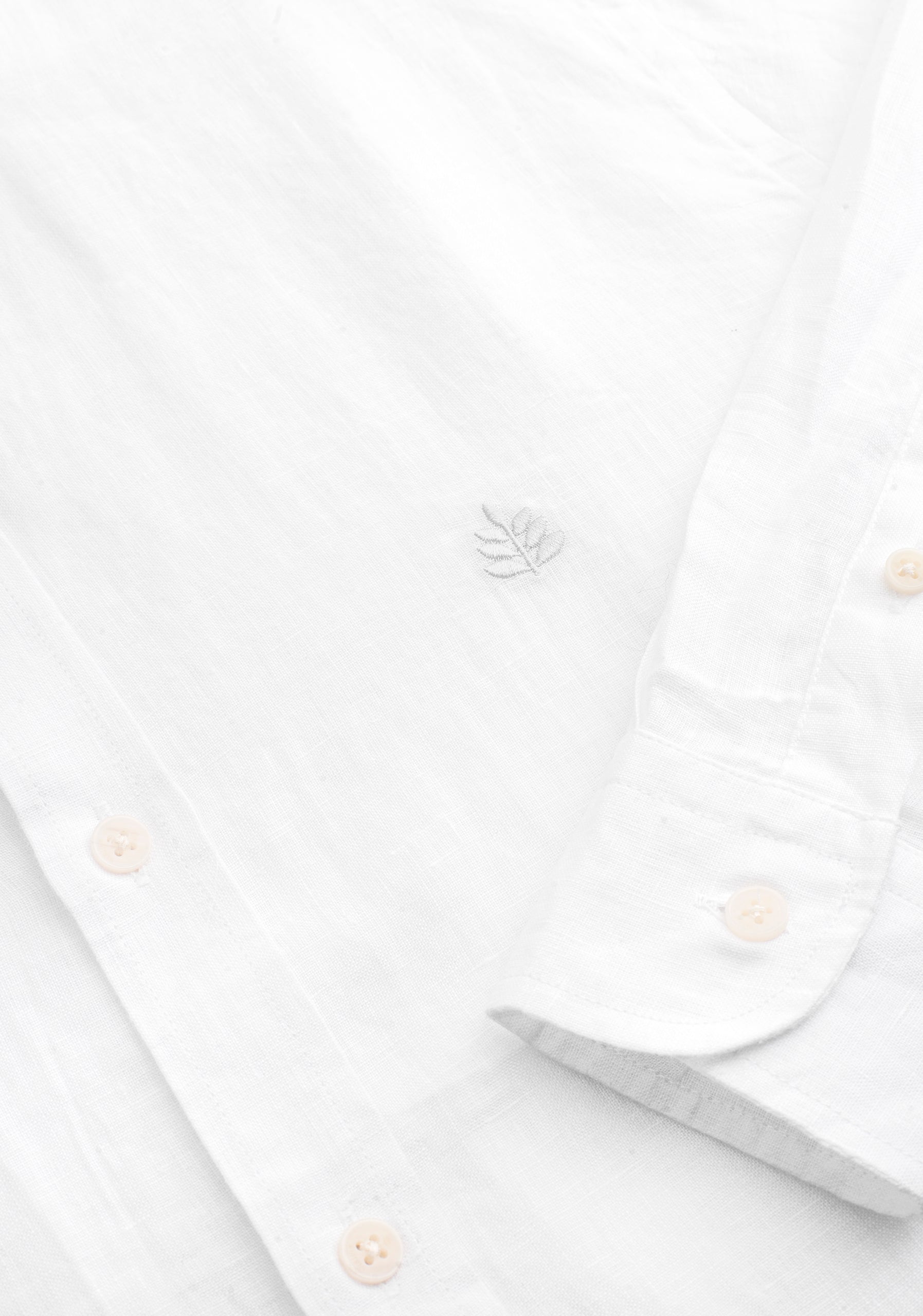 Camisa para hombre 100% lino hipoalergénico color blanco detalle botones