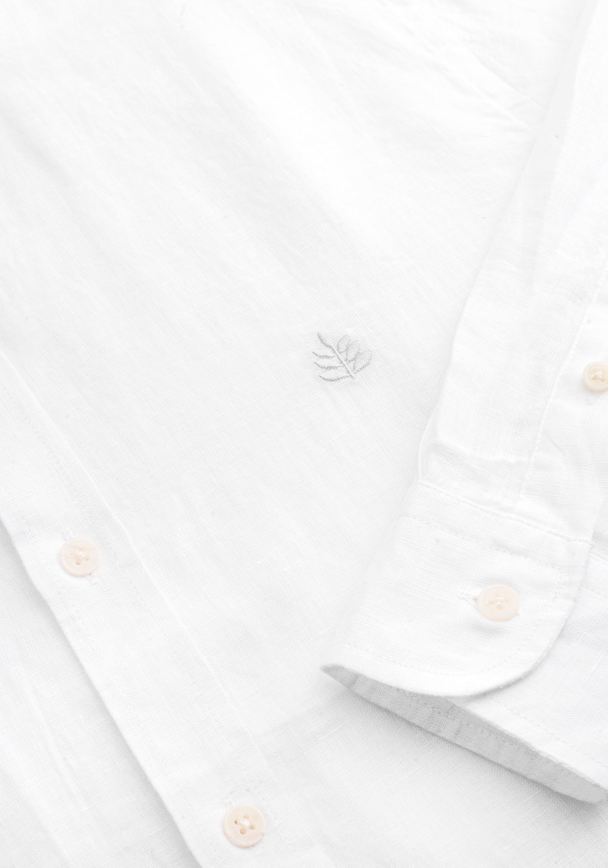 Camisa para hombre 100% lino hipoalergénico color blanco detalle botones