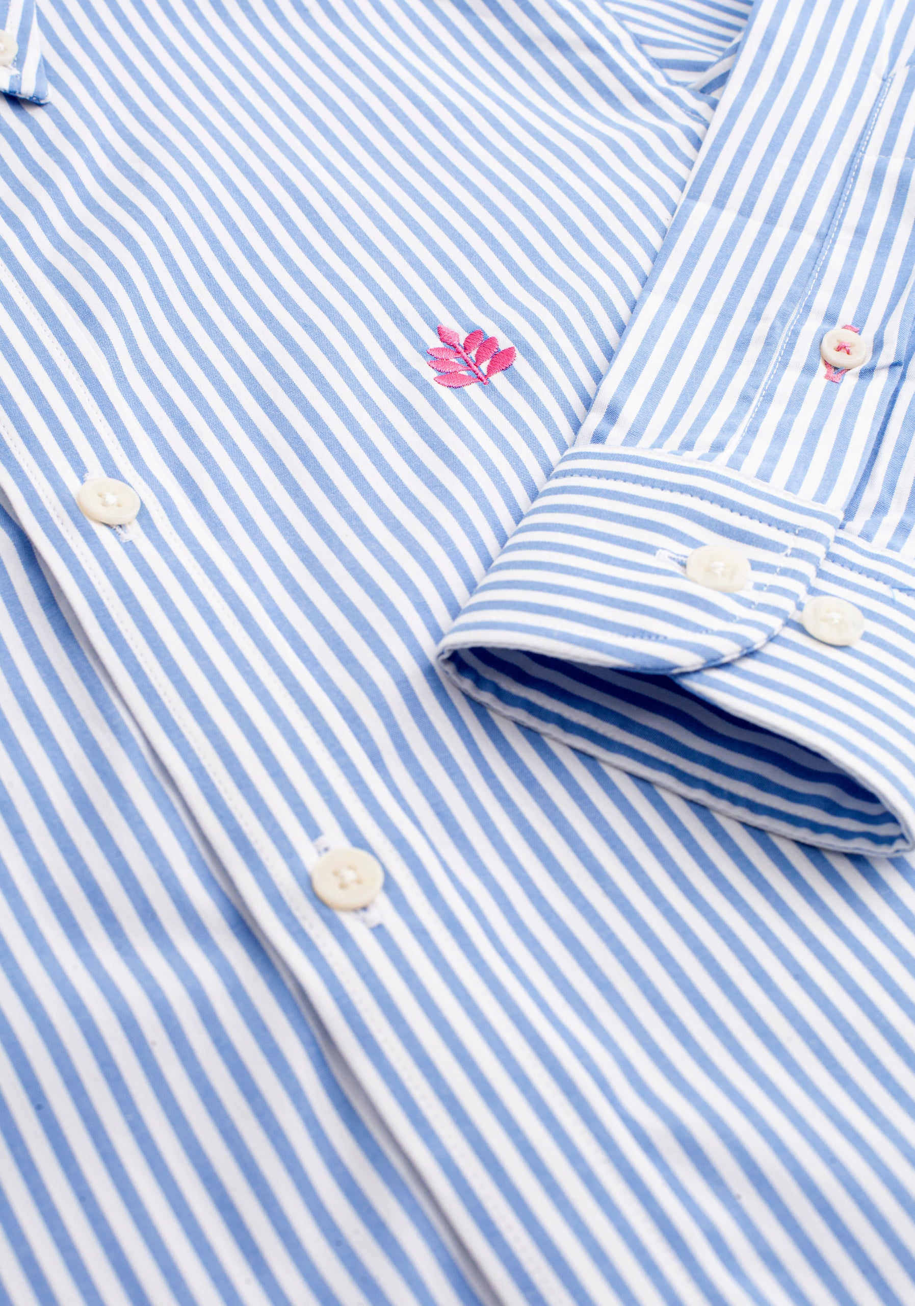 Camisa para hombre a rayas color azul de 100% algodón detalle botones