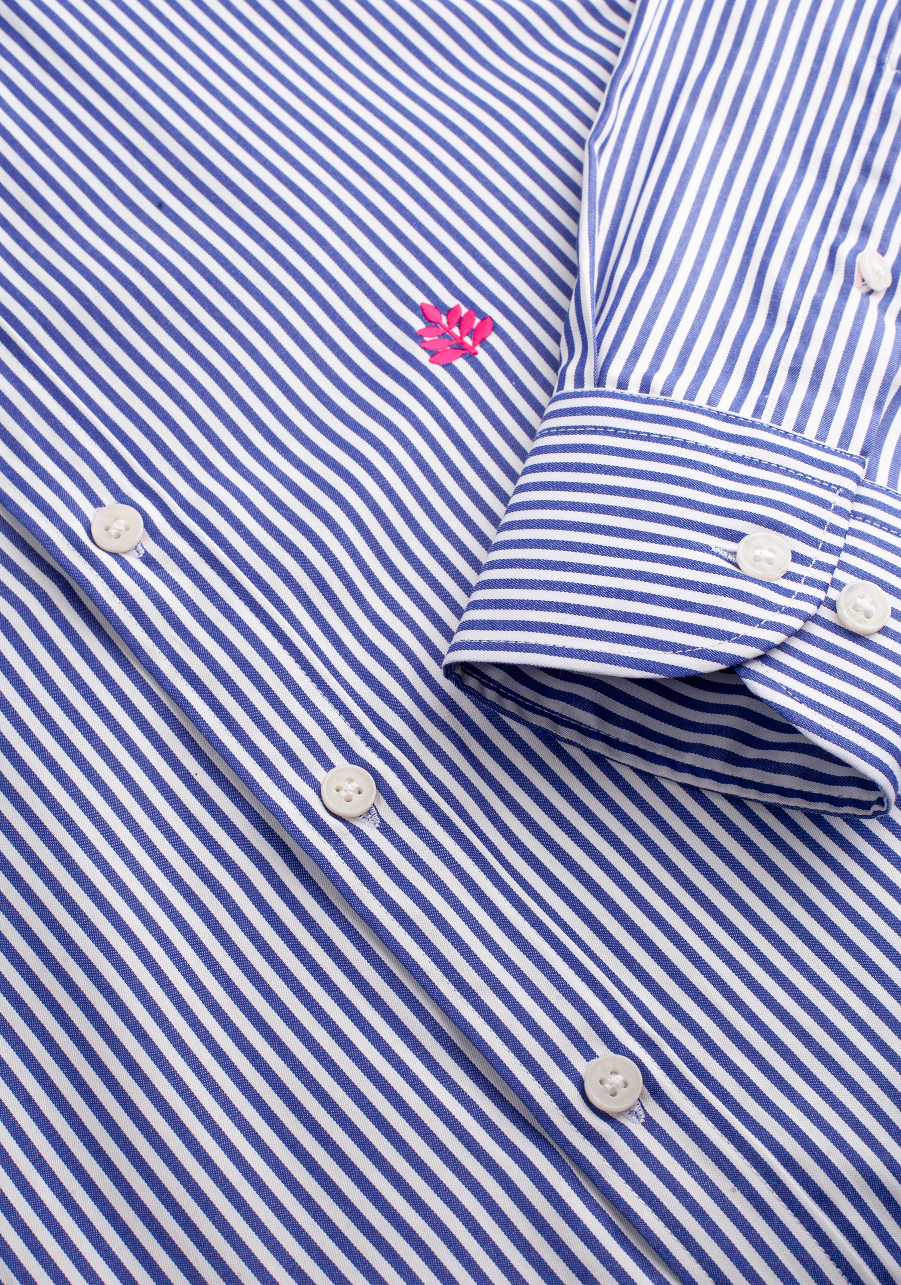 Camisa para hombre a rayas color azul oscuro de 100% algodón detalle botones
