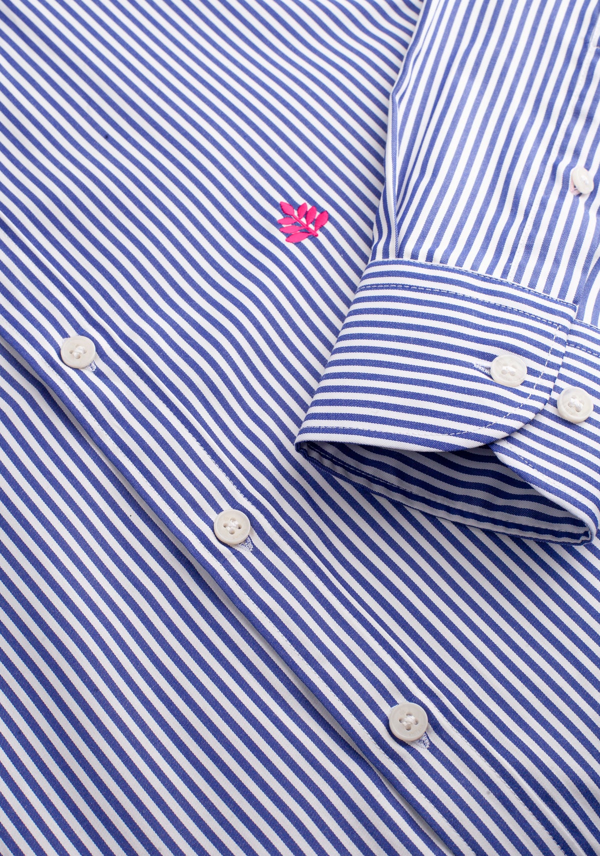Camisa para hombre a rayas color azul oscuro de 100% algodón detalle botones