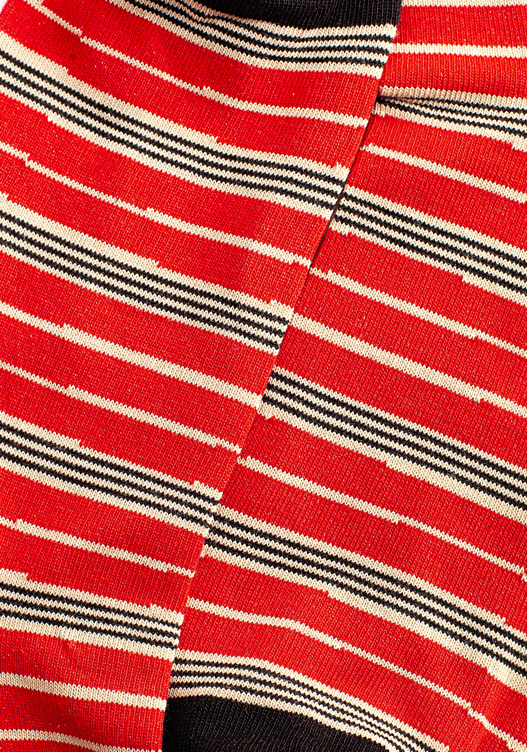 Medias H Formal Rayas Fd. Negro-Rojo