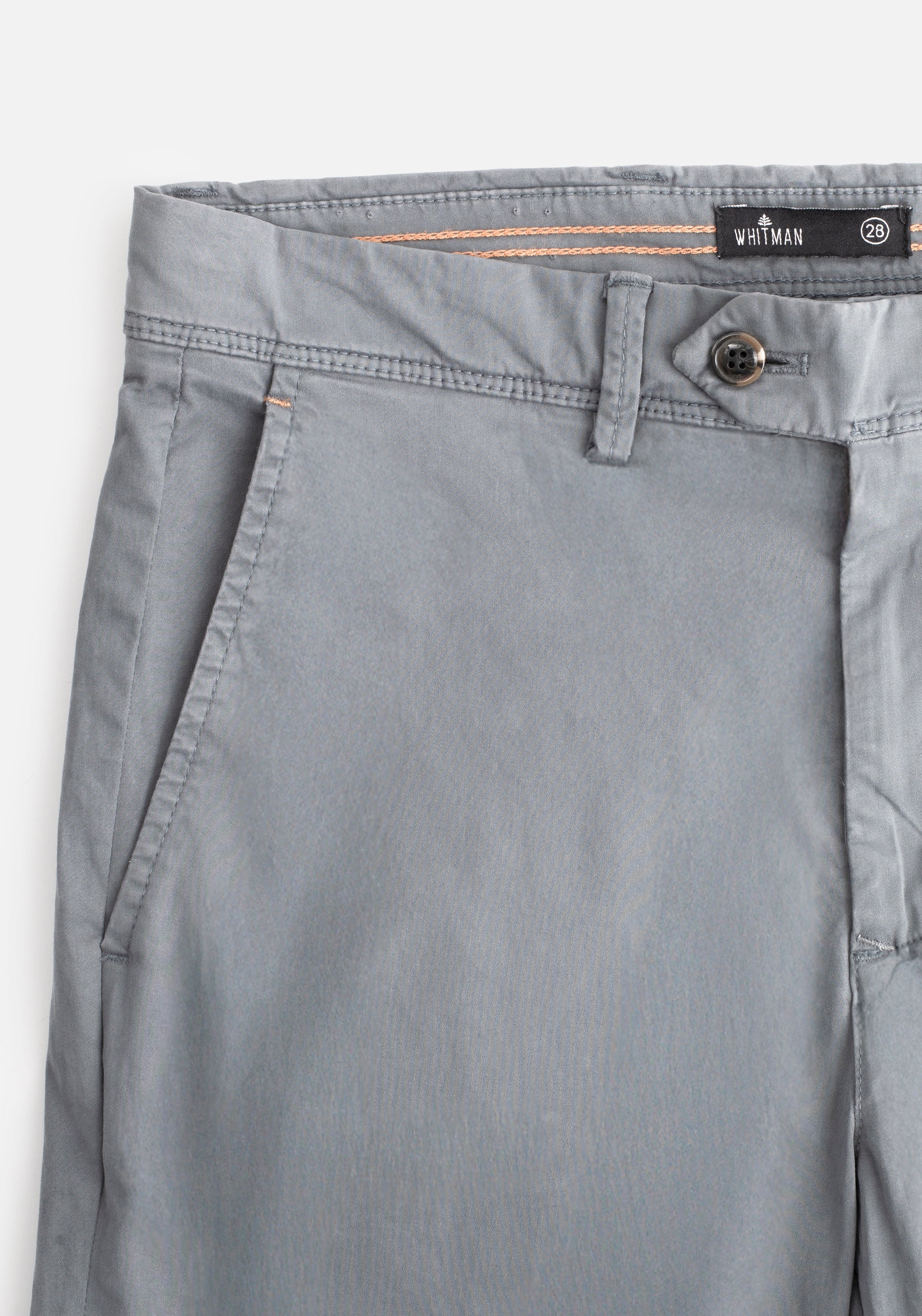 Detalle de bolsillos en pantalón chino gris Whitman
