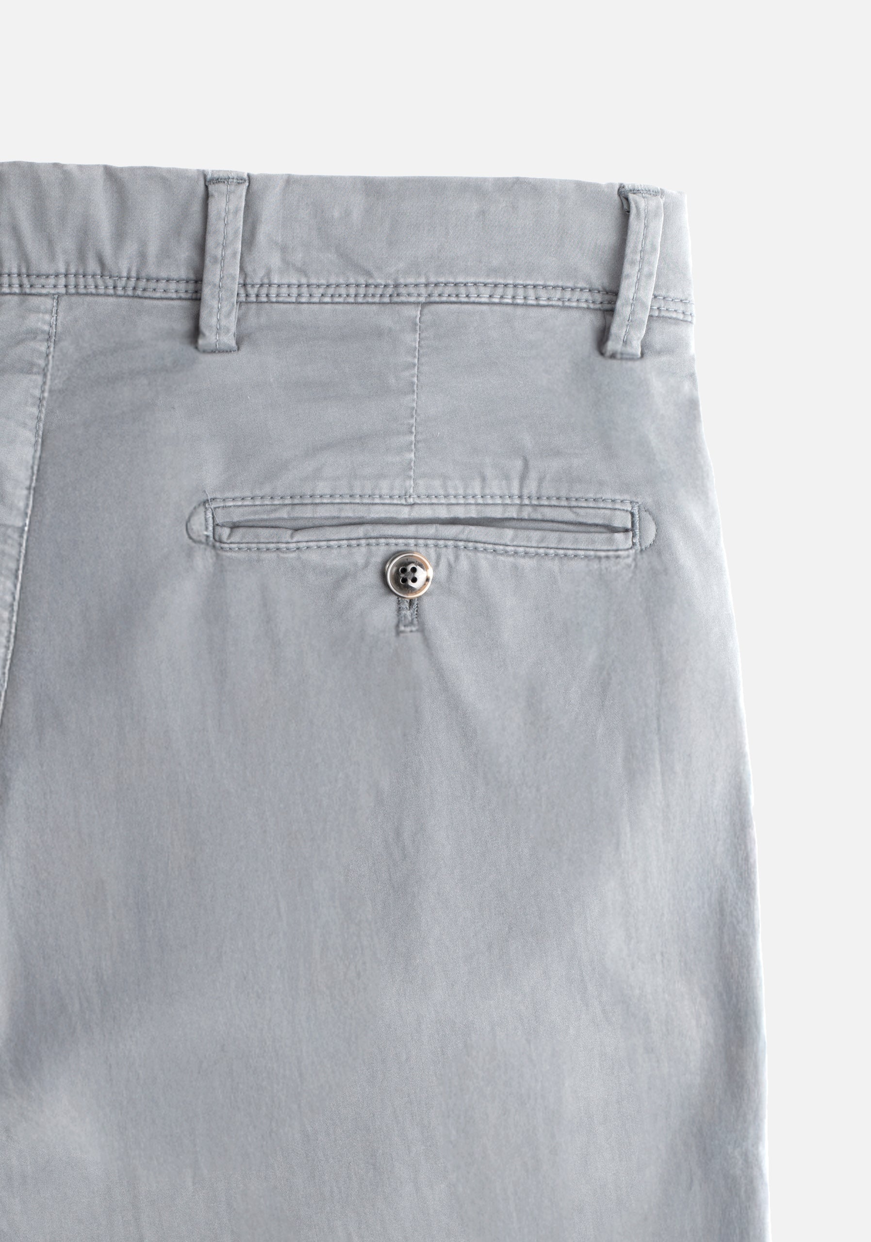 Detalle de bolsillos en pantalón chino gris Whitman